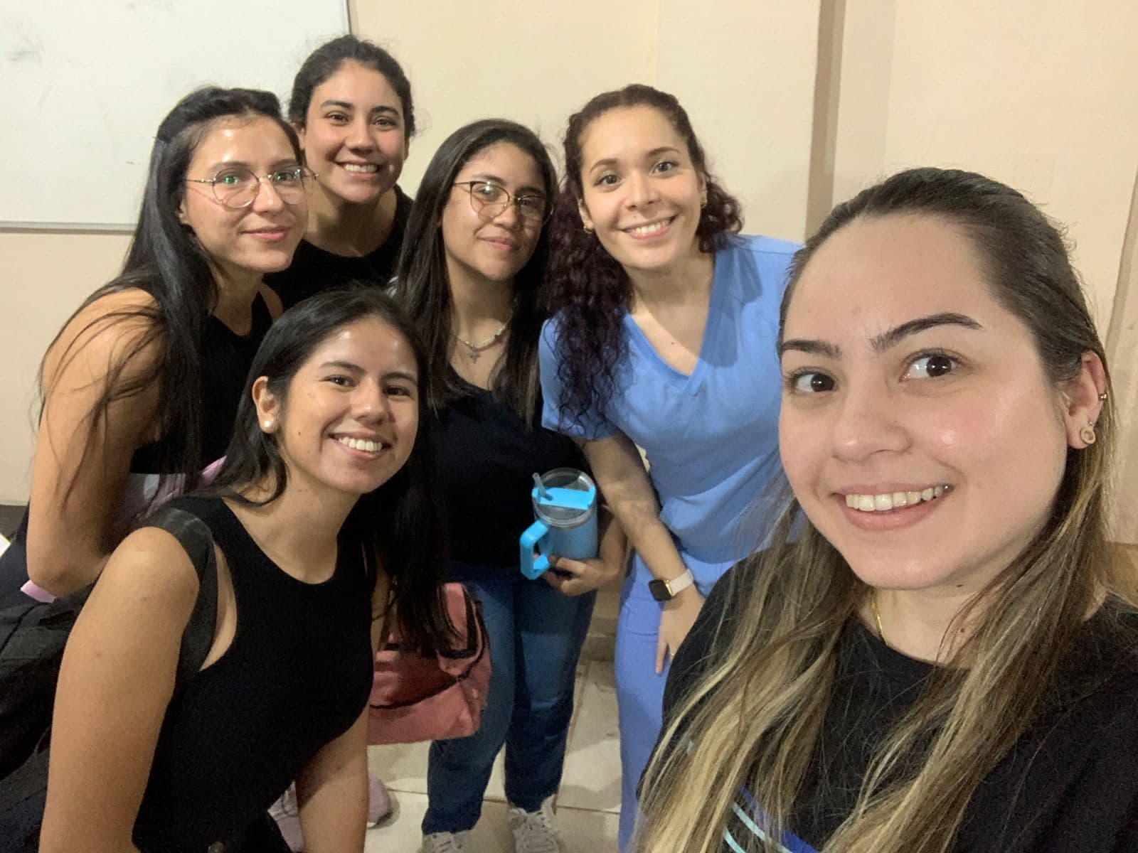 Paola con estudiantes de Nutrición