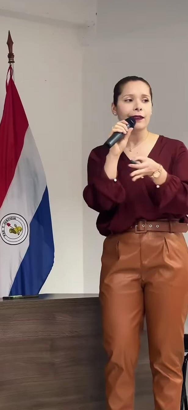 Paola Peralta dando una charla